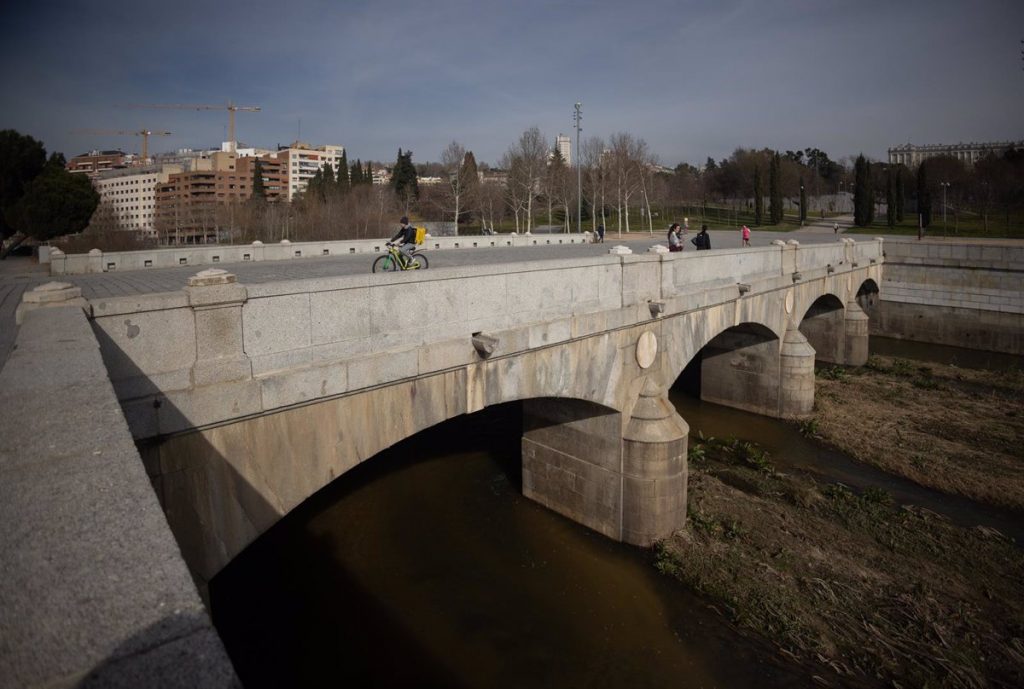 Un juez decide si suspende la 'mascletà' de Madrid en el Puente del Rey, en pleno espacio de renaturalización