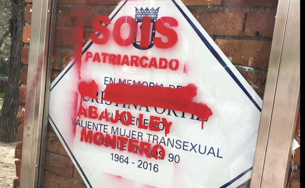 Vandalizan la placa de 'La Veneno' en el Parque del Oeste con pintadas contra la 'Ley Trans'