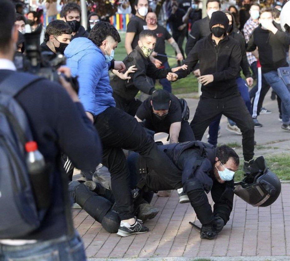 Detienen a 'El Jabalí de Vallecas' por patear a un policía en el suelo tras el acto de Vox