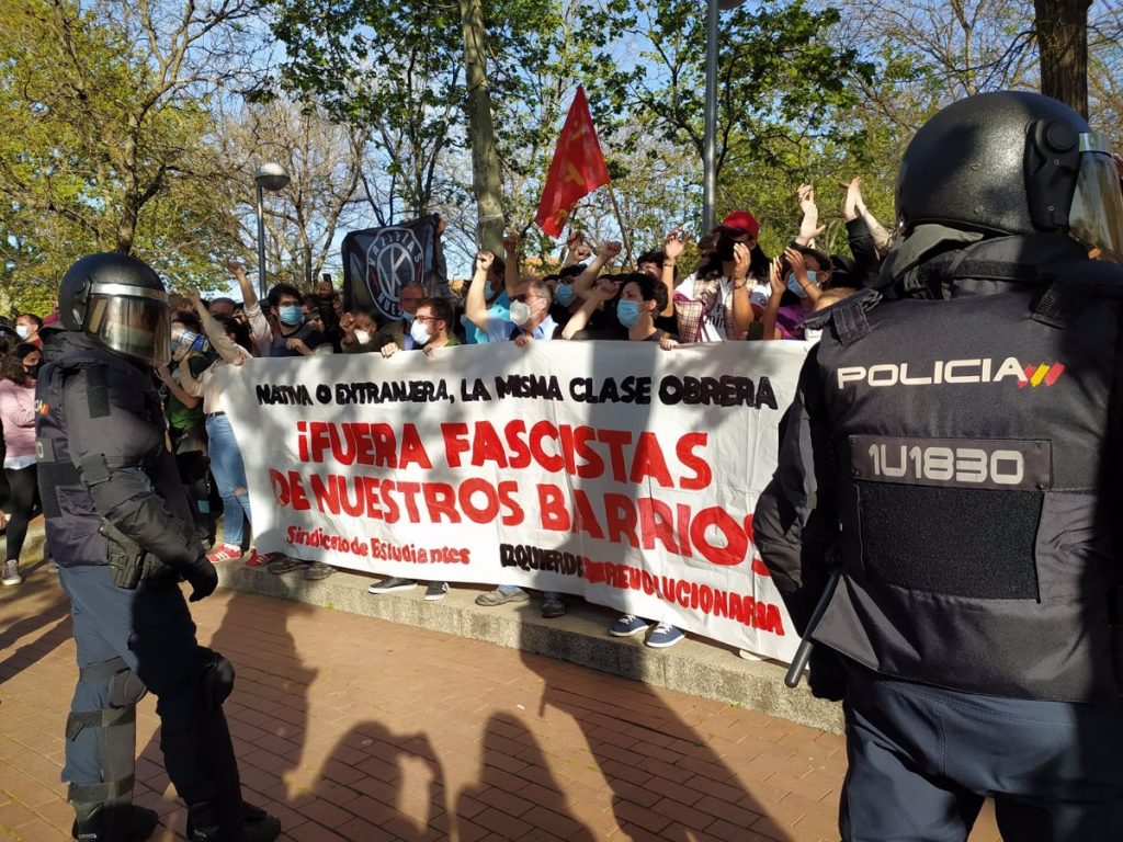 Vox abrió su campaña en Vallecas entre lanzamiento de objetos y cargas policiales
