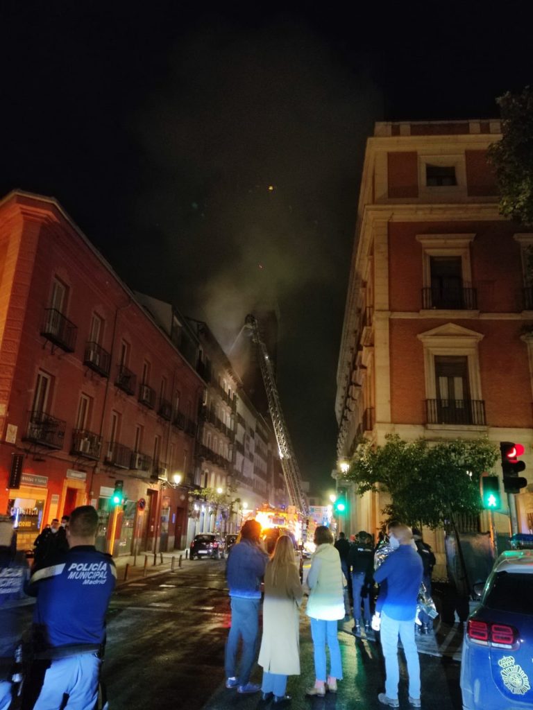 Bomberos de Madrid apagan un incendio en un edificio en obras del distrito Centro