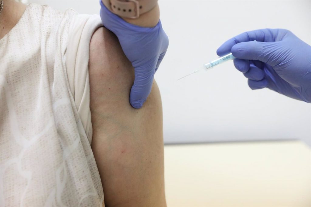 Madrid prevé vacunar a población entre 40 y 49 años en junio y podría llegar a menores de 40 en julio