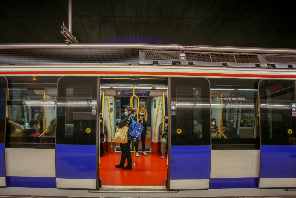 Metro homenajeará a Ramón y Cajal, Gregorio Marañón y Juan de la Cierva con vinilos en estaciones