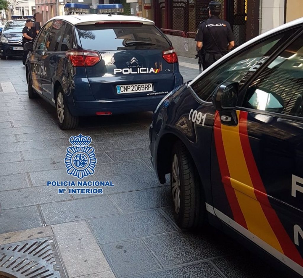 La Policía Nacional ha detenido a un chico de 16 años y a otro de 18 por el apuñalamiento de un joven de 19 años ayer por la tarde en el parque de Comillas de Madrid, fruto de una reyerta entre bandas latinas rivales, una portavoz de la Jefatura Superior de la Policía de Madrid