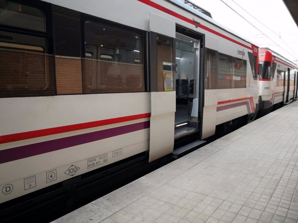 Fuertes demoras en siete líneas de Cercanías Renfe por acumulación de trenes en Chamartín
