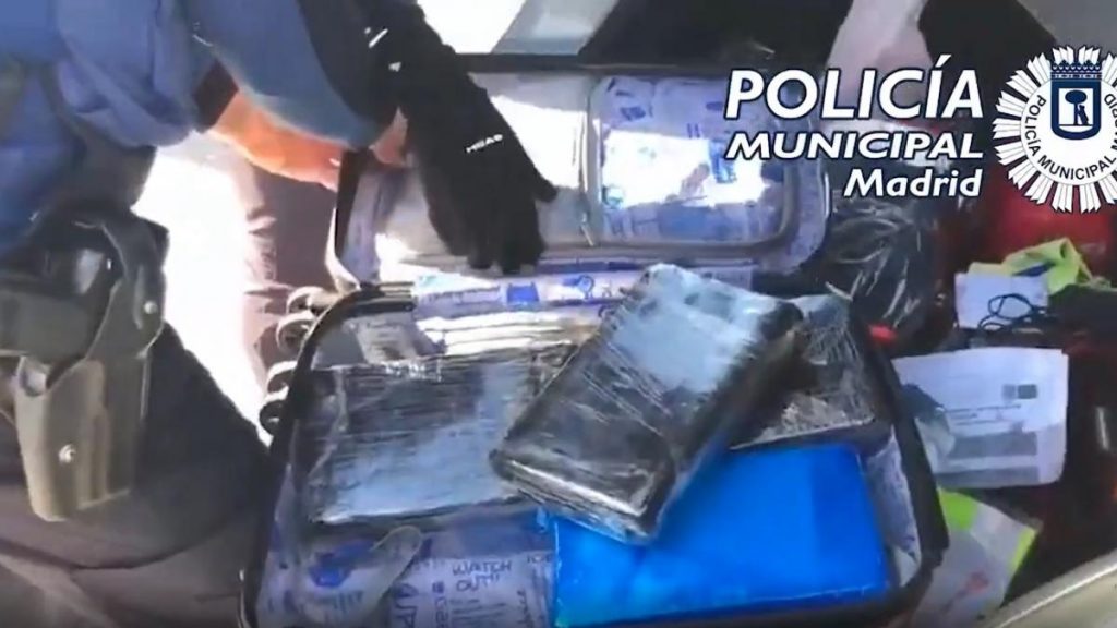 Arrestados dos hombres por llevar más de nueve kilos de cocaína en una maleta