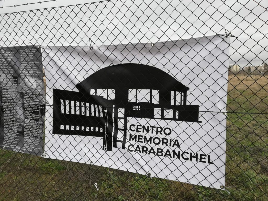 Instalan paneles con nombres de 2.000 antiguos presos en la cárcel de Carabanchel