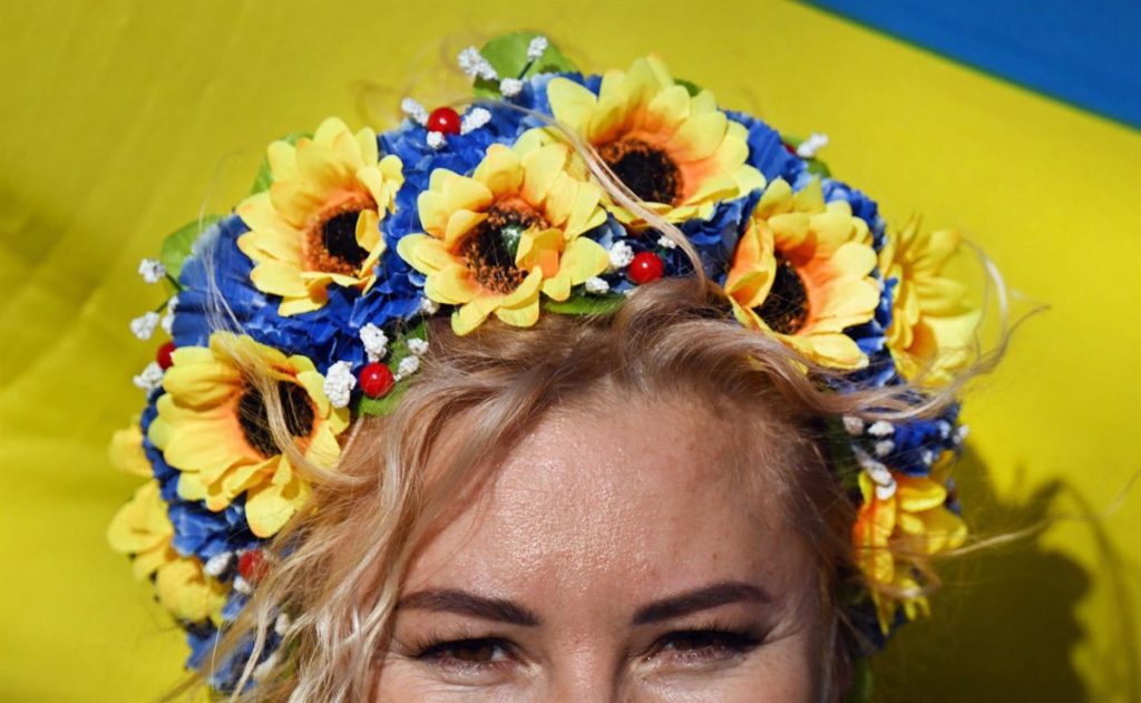 Vecinos de Retiro apoyan la resistencia ucraniana plantando girasoles, la flor símbolo del país
