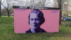 Vuelven a restaurar el mural a la maestra Justa Freire en Las Águilas tras ser vandalizado con símbolos fascistas