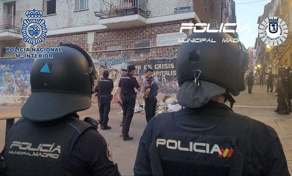 Desalojan a varias personas del edificio okupado de La Quimera, en Lavapiés, por orden judicial