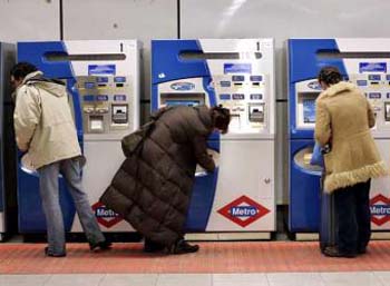 Compran_billetes_maquinas_entrar_metro[1].jpg