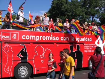 Carroza_del_PSOE_en_el_desfile_del_dia_del_Orgullo_Gay_en_Madrid_(2006).jpg