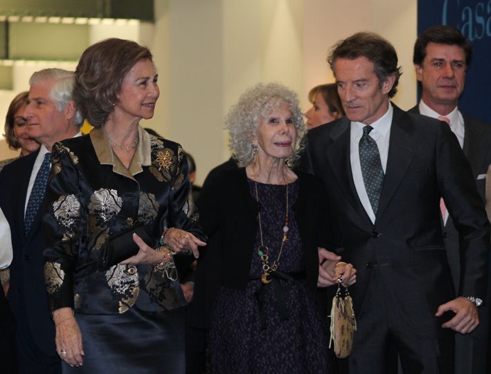 Su Majestad la Reina con la Duquesa de Alba y Alfonso Díez en el Palacio de Cibeles.JPG