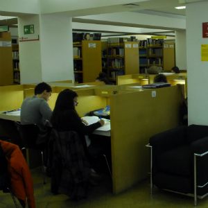 Biblioteca Interior J_venes estudiando 300x300px.jpg