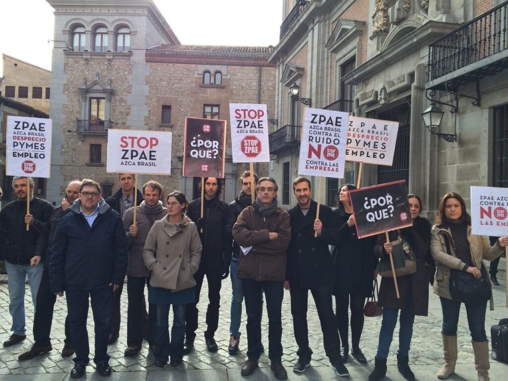 foto grupo protesta ZPAE.JPG