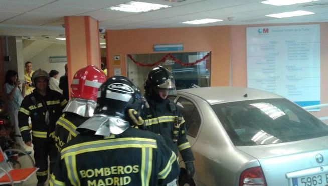 coche-empotra-acceso-hospital-madrileno_MDSIMA20150105_0068_21.jpg