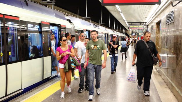 Viajeros-metro-Madrid-salen-GETTY_TINIMA20110930_0818_19.jpg