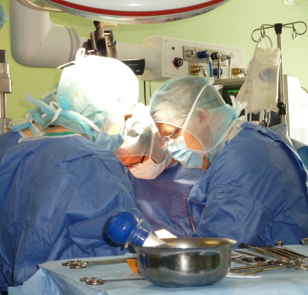 foto primera intervención de un corazón artificial permanente en el Hospital 12 de Octubre.JPG