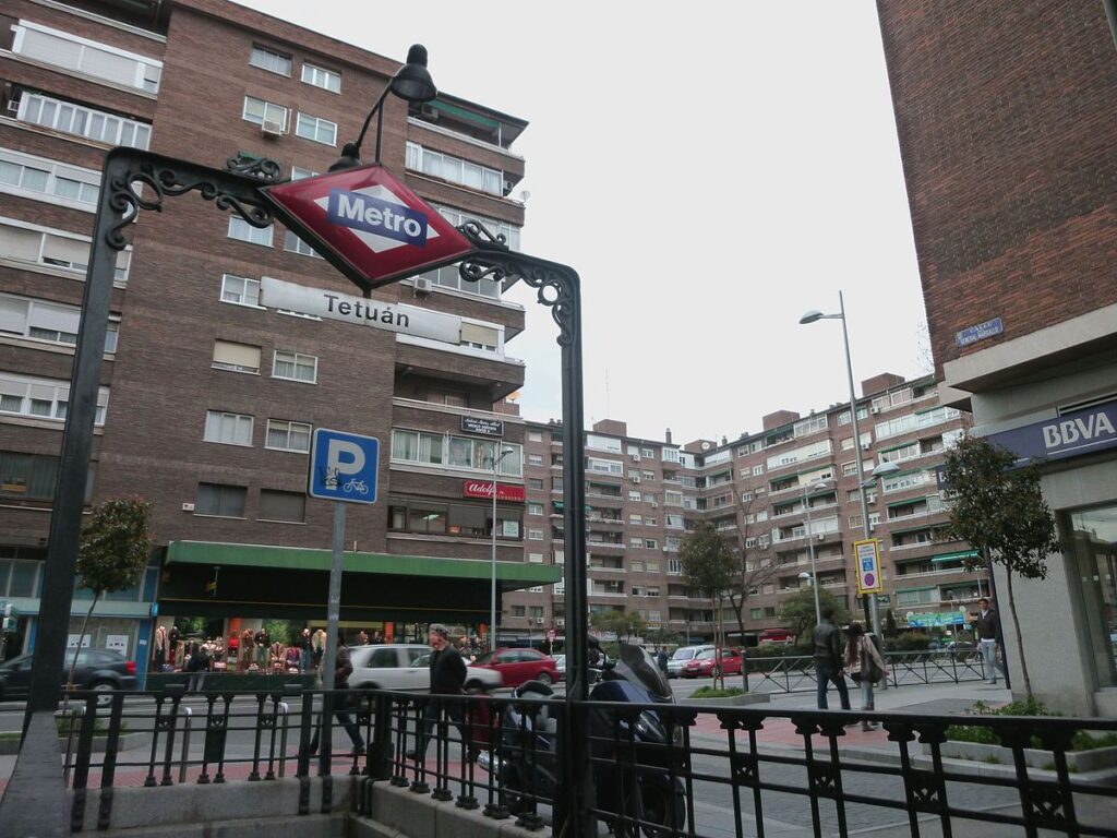 1200px-Metro_de_Madrid_-_TetuÃ¡n_01.jpg