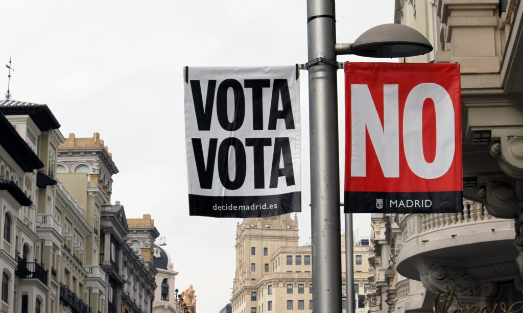 Banderolas-Vota-No-Gran-Via.jpg