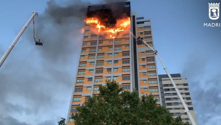 Incendio arrasó con plantas superiores de edificio en Hortaleza
