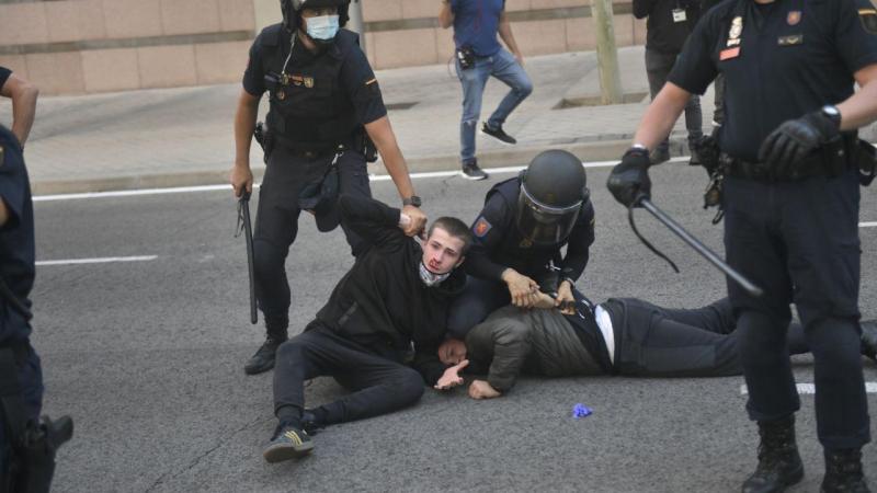 Tres detenidos y seis heridos dejó una manifestación de ultraizquierda contra las restricciones de movilidad en Madrid