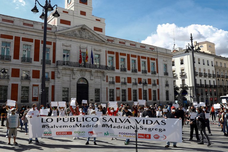 Sindicatos, partidos y asociaciones vecinales de izquierda protestaron en la Puerta del Sol contra las restricciones en Madrid