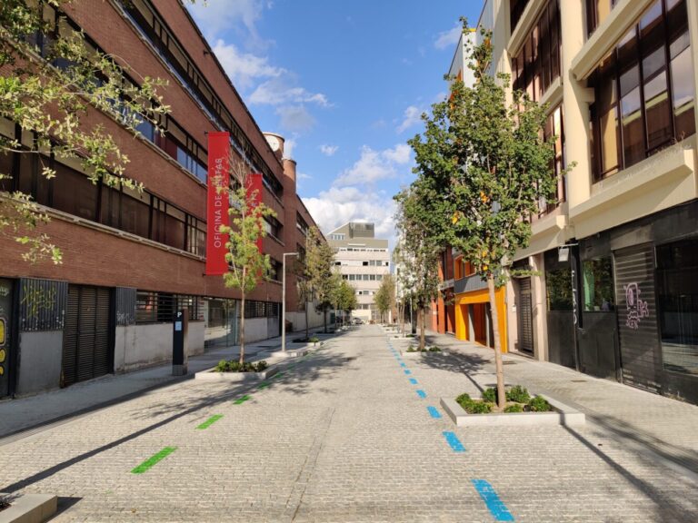 Calle Javier Ferrero de Chamartín estrena pavimento, arbolado y mobiliario urbano