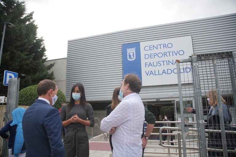 El Centro Deportivo Faustina Valladolid de Vicálvaro ya tiene nuevo césped artificial