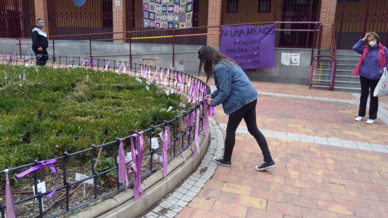 Los lazos morados continuarán en la Plaza de las Mujeres de Vicálvaro