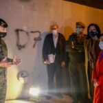 La ministra de Defensa supervisa las labores de desinfección del Ejército en un centro de mayores de Ciudad Lineal