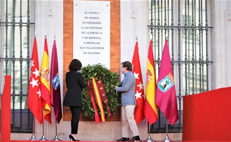 Madrid rinde homenaje a las víctimas del Covid-19 con una placa en la Puerta del Sol