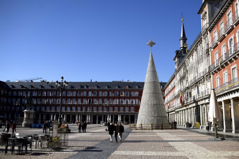 Madrid propone elevar a 10 el máximo de personas en reuniones de Navidad y retrasar el toque de queda desde la 1:30