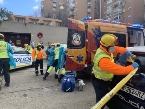 Un hombre resultó herido de gravedad tras tirarse de un cuarto piso durante un incendio en Moratalaz