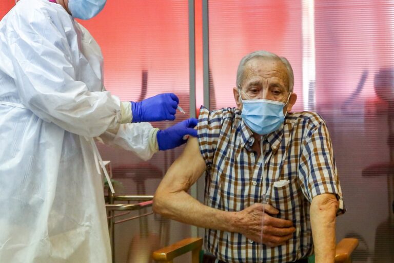Nicanor, de 72 años, el primero en vacunarse contra el Covid-19 en la Comunidad de Madrid