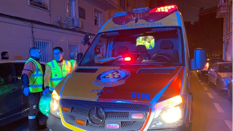 Un indigente de 44 años sufrió quemaduras graves tras incendiarse parte de sus pertenencias en la calle Segovia