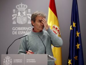 Miles de españoles recogen firmas para exigir el cese inmediato del "incompetente" Fernando Simón
