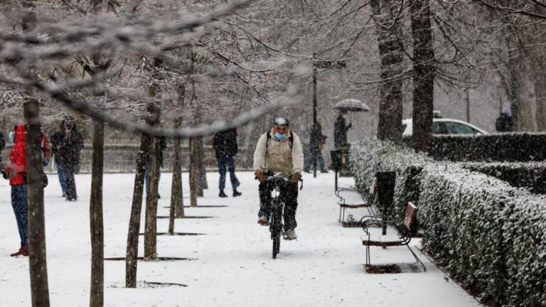 La Comunidad de Madrid prevé retirar la nieve antes del lunes para que el regreso a clases se produzca con normalidad