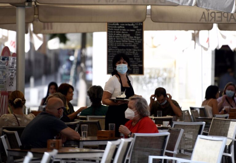 Madrid decreta el uso obligatorio de mascarillas en espacios cerrados y eleva el máximo de personas a seis por mesa en terrazas