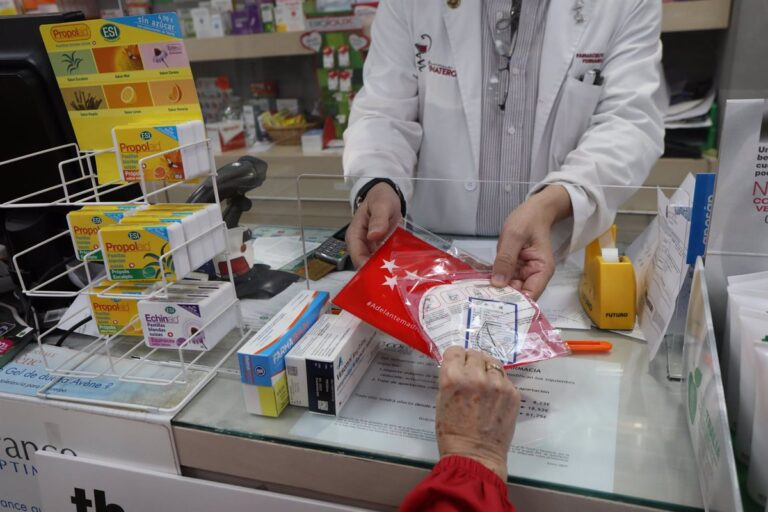 Los mayores de 65 años ya pueden retirar la primera de las dos mascarillas FFP2 en las farmacias de Madrid