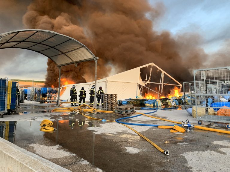 Un gran incendio provoca el colapso de una nave y afecta a otras tres en Montecarmelo