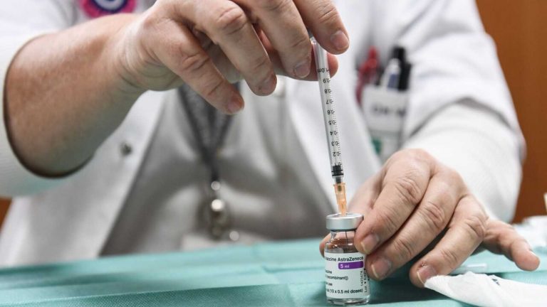 Madrid volverá a pedir al Gobierno el suministro de la vacuna de AstraZeneca a mayores de 65 años