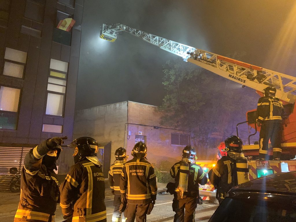 Los bomberos extinguen un incendio sin heridos en una nave de Puente de Vallecas