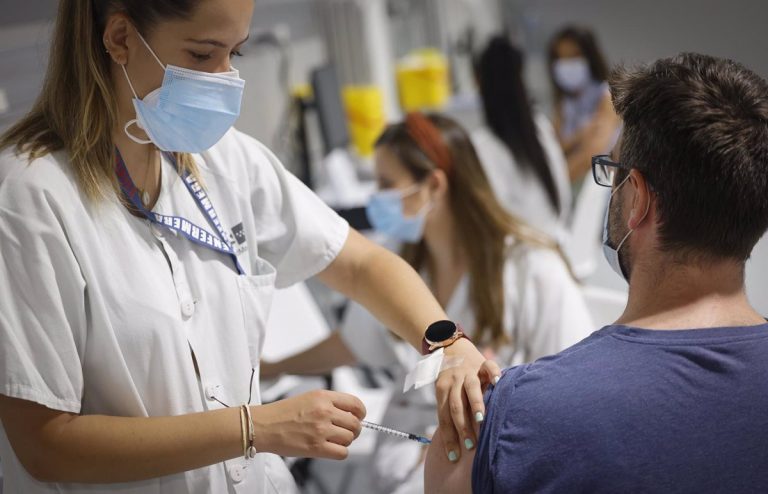 La Comunidad de Madrid vacunará a los jóvenes de la región que vayan a estudiar al extranjero