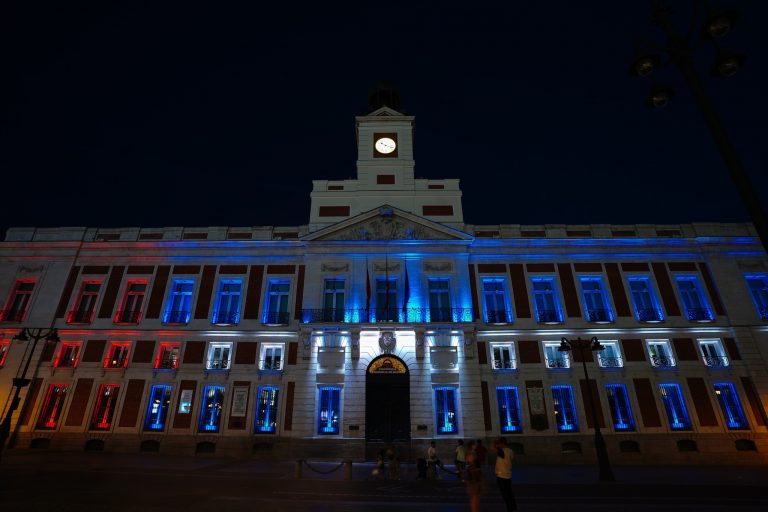 La Comunidad de Madrid ilumina la fachada de la Real Casa de Correos con los colores de la bandera de Cuba
