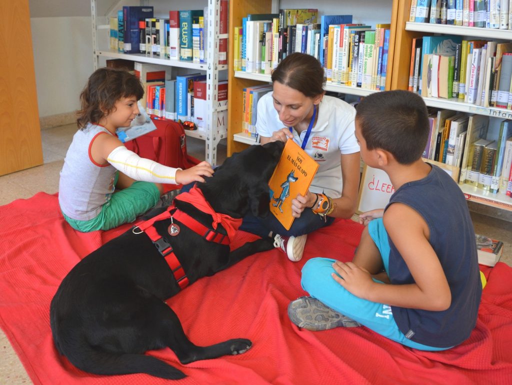 La asociación Perros y Letras lanza 'El Libro de los Perros Lectores' para ayudar a niños con dificultades