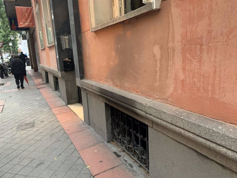 Rescatan a un hombre intoxicado de gravedad de un incendio de su casa en el distrito de Salamanca
