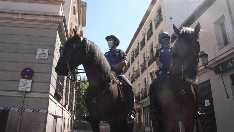Madrid se blinda ante el botellón: agentes de paisano, escuadrón de caballería y drones