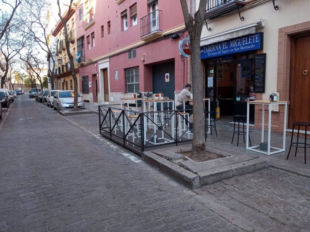 Las terrazas Covid en bandas de aparcamiento continuarán dos años más en Madrid