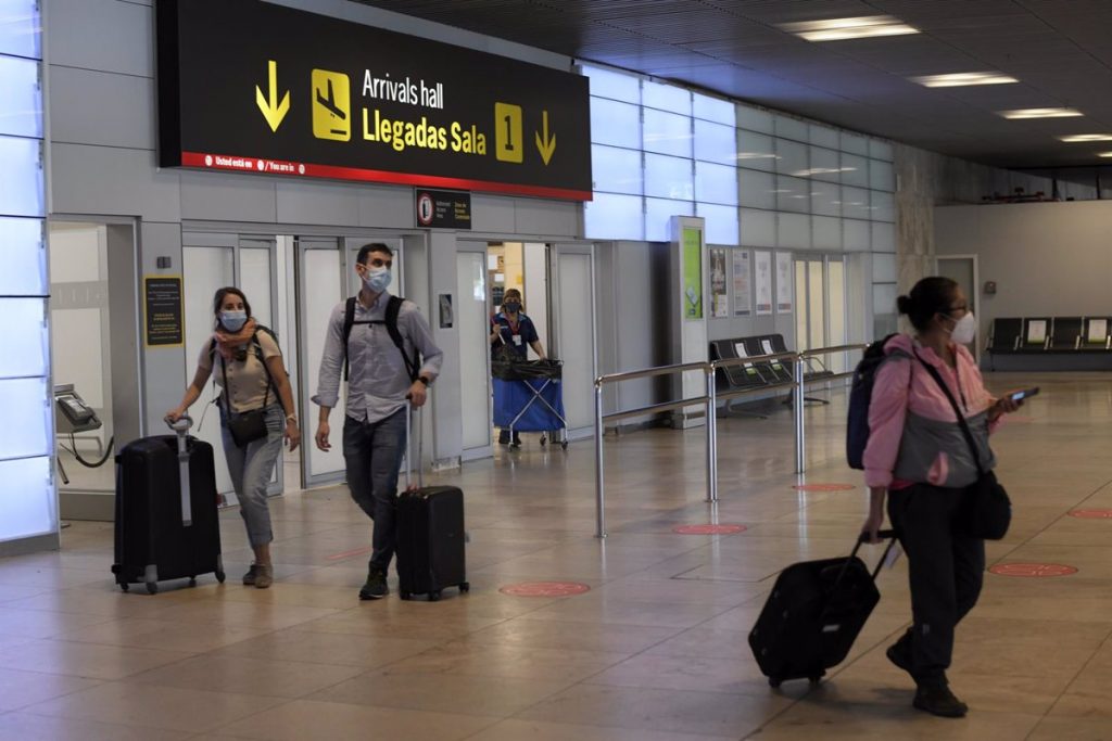 Madrid pide a Darias que coordine con la UE la suspensión de vuelos a países con casos de la variante 'Nu'